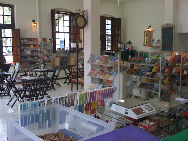 Vista parcial de nossa LIVRARIA Espiritualista e Espírita - Todo o conforto e liberdade e conforto para Você conhecer a obra antes de comprar.